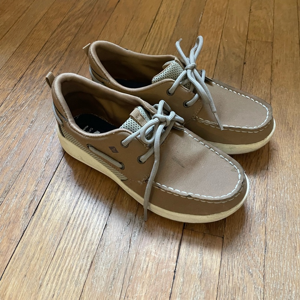Boys size 1.5 Sperry shoes